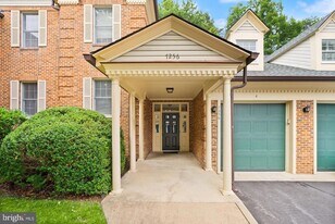 7256 Glen Hollow Ct, Unit 2 in Annandale, VA - Building Photo