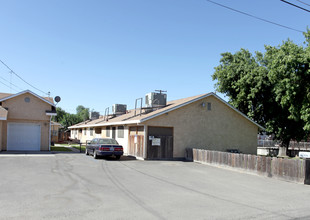 702 Erickson Ave in Modesto, CA - Foto de edificio - Building Photo