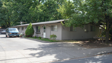 736 SE 13th Ave in Hillsboro, OR - Foto de edificio - Building Photo