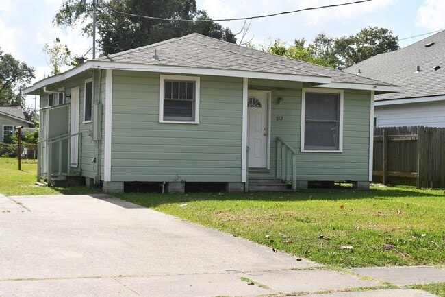 912 17th St in Lake Charles, LA - Building Photo - Building Photo