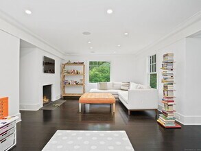 947 Valley Rd in New Canaan, CT - Foto de edificio - Building Photo