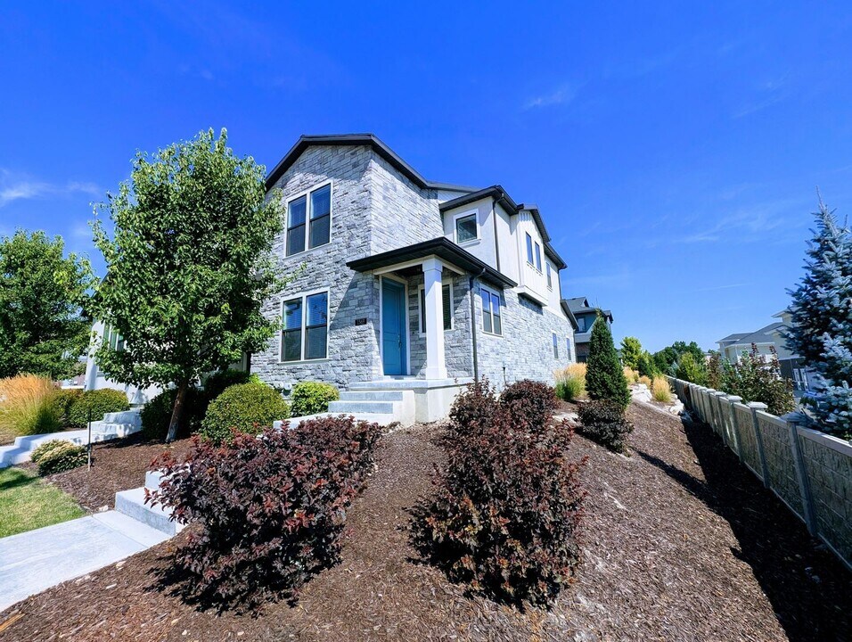 1369 W 11380 S in South Jordan, UT - Building Photo