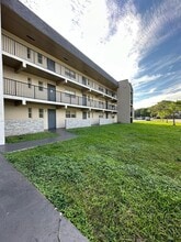 8000 Fairview Dr in Tamarac, FL - Building Photo - Building Photo