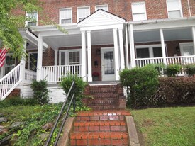 112 N Peyton St in Alexandria, VA - Building Photo