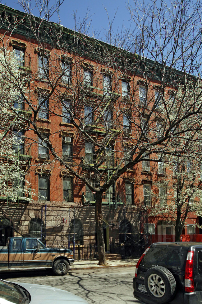 623 E Sixth St in New York, NY - Foto de edificio - Building Photo