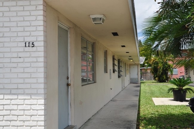 115-119 NE 5th St in Pompano Beach, FL - Building Photo - Building Photo