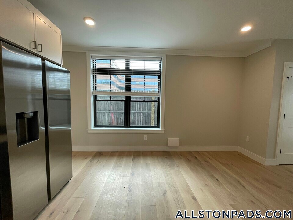 157 Everett St in Boston, MA - Building Photo