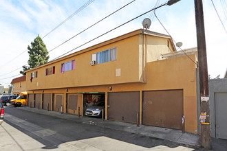 201 E Leatrice Ln in Anaheim, CA - Building Photo - Building Photo