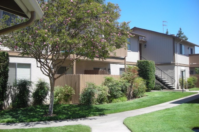 Valley View Apartments in Fresno, CA - Building Photo - Building Photo