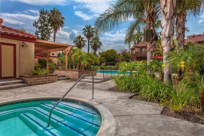 Red Oak Villas Apartments in Redlands, CA - Foto de edificio - Building Photo