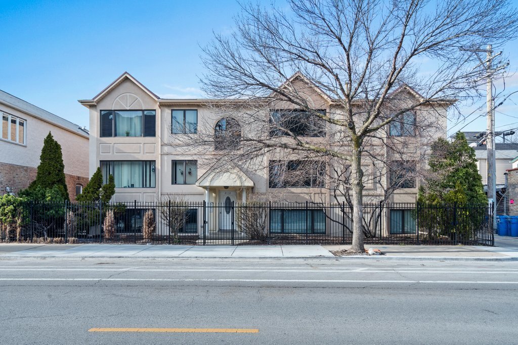 2112 W Armitage Ave in Chicago, IL - Building Photo