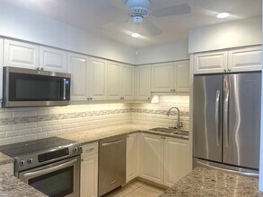 554 Sutton Pl in Longboat Key, FL - Building Photo - Building Photo