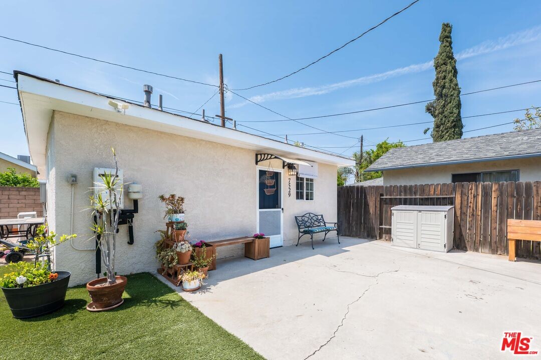 7529 Oakdale Ave in Los Angeles, CA - Building Photo