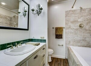 7937 Woodway Dr in Houston, TX - Building Photo - Building Photo