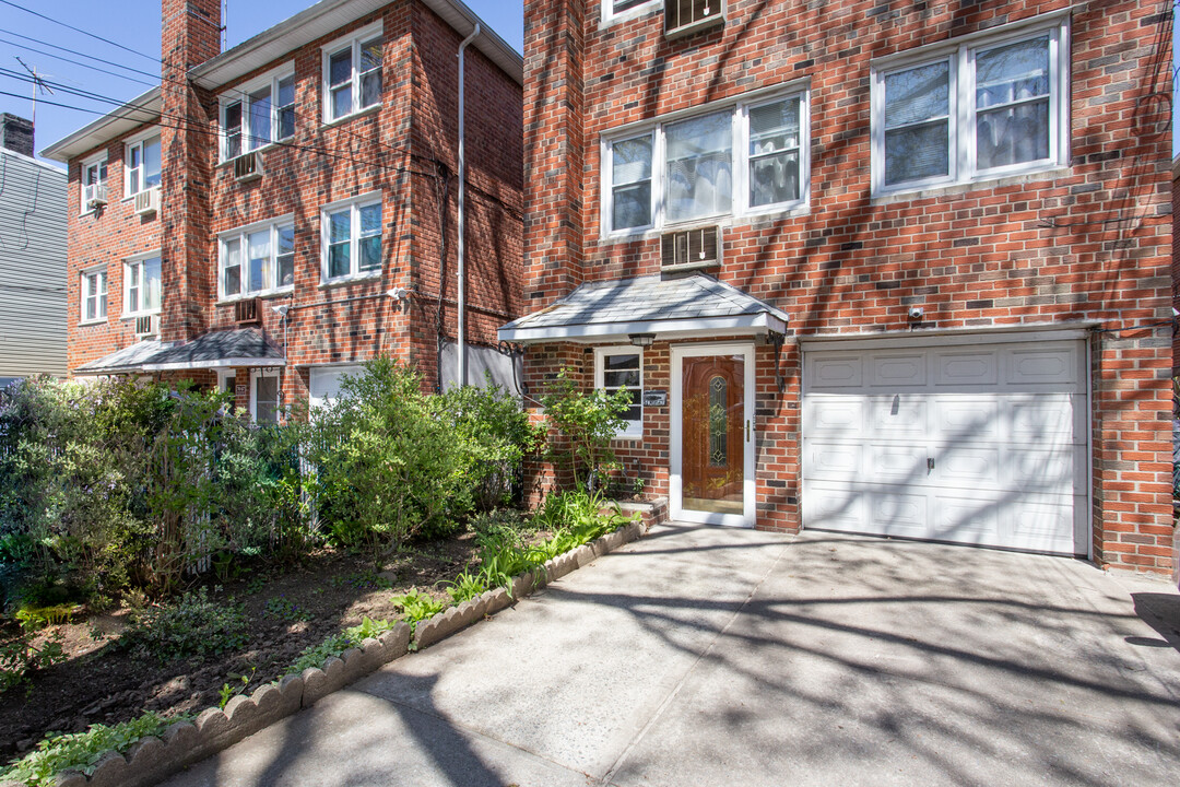 70-69 Walnut St-Unit -2 in Queens, NY - Foto de edificio
