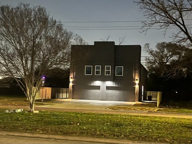 property at 727 S Victory Dr