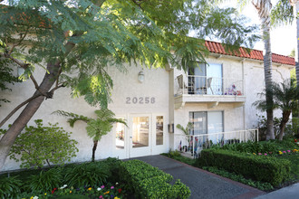 Roscoe Place in Canoga Park, CA - Foto de edificio - Building Photo