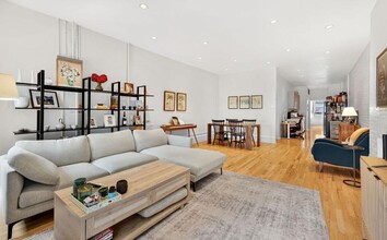 44 W 17th St in New York, NY - Building Photo - Building Photo