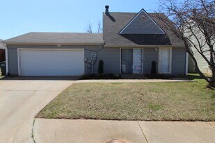 1932 Lariat Cir in Edmond, OK - Building Photo