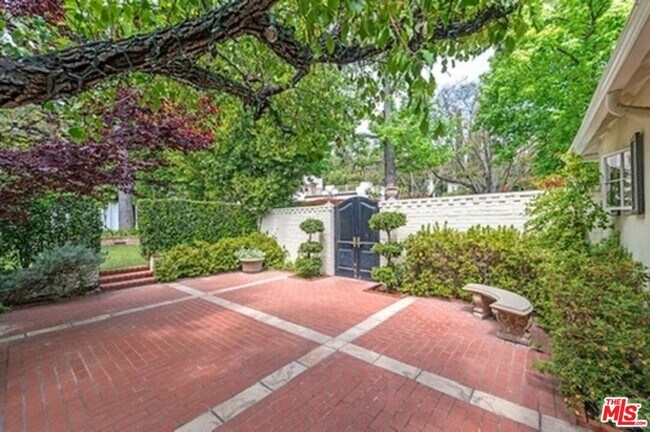 1182 Sunset Hills Rd in Los Angeles, CA - Building Photo - Building Photo