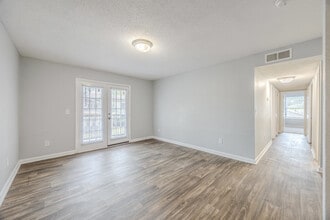 Clarkston Station in Clarkston, GA - Foto de edificio - Interior Photo