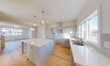 449 Glenridding Ravine Dr SW in Edmonton, AB - Building Photo - Building Photo