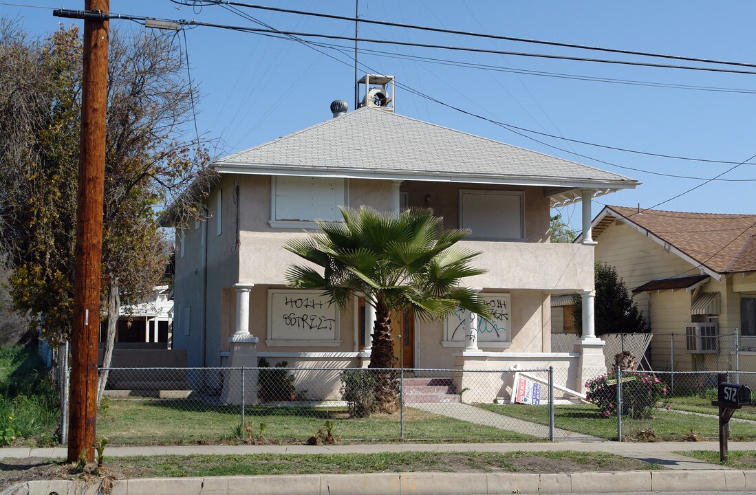 572 W 8th St in San Bernardino, CA - Foto de edificio