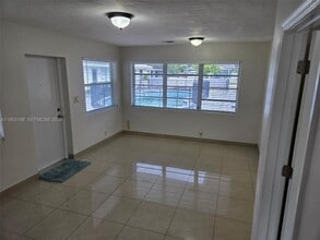 724 NE 6th St in Hallandale Beach, FL - Building Photo - Building Photo