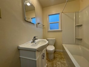 241 W Hawthorne St in Eureka, CA - Building Photo - Building Photo