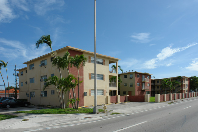 Oraida Apartments in Miami, FL - Building Photo - Building Photo