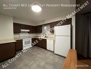 23468 Carriage Ln in North Olmsted, OH - Building Photo - Building Photo