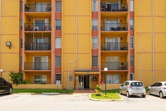 Sunset Villas in Miami, FL - Foto de edificio - Building Photo