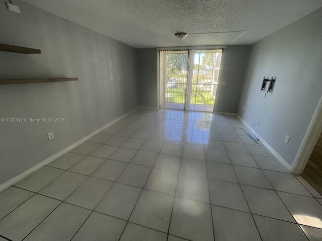 8015 SW 107th Ave in Miami, FL - Building Photo - Building Photo