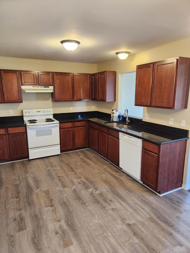 7980 Amber Dr in Romulus, MI - Building Photo - Building Photo