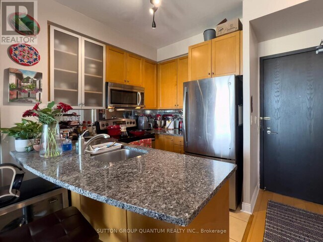 18 Yorkville Ave in Toronto, ON - Building Photo - Building Photo