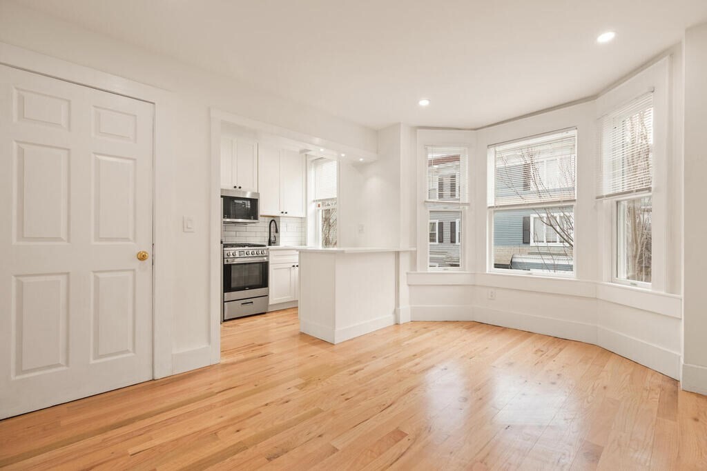464 E 3rd St, Unit 3 in Boston, MA - Building Photo