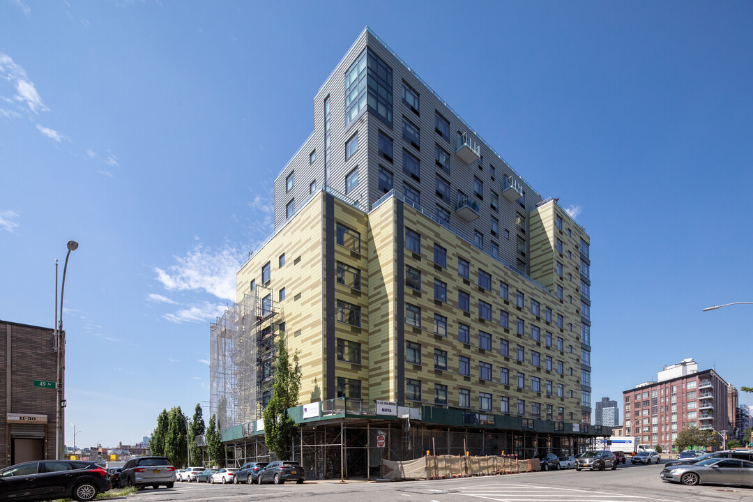 The L Haus in Long Island City, NY - Building Photo