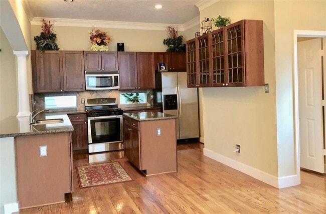 property at 918 W 26th St