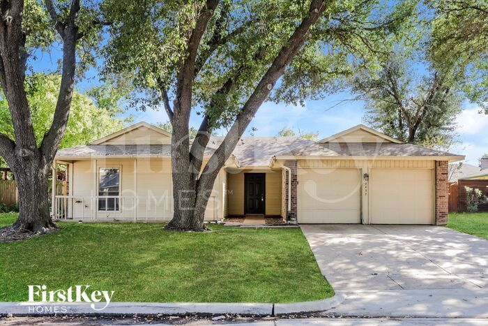 2437 Slaton Dr in Grand Prairie, TX - Building Photo