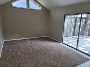 4630 Country Creek Dr, Unit 1219 in Dallas, TX - Foto de edificio - Building Photo