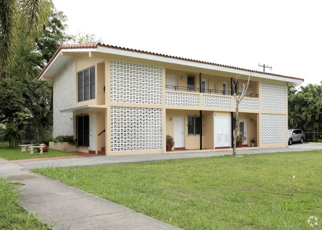 36 Santillane Ave, Unit 1 in Coral Gables, FL - Building Photo - Building Photo