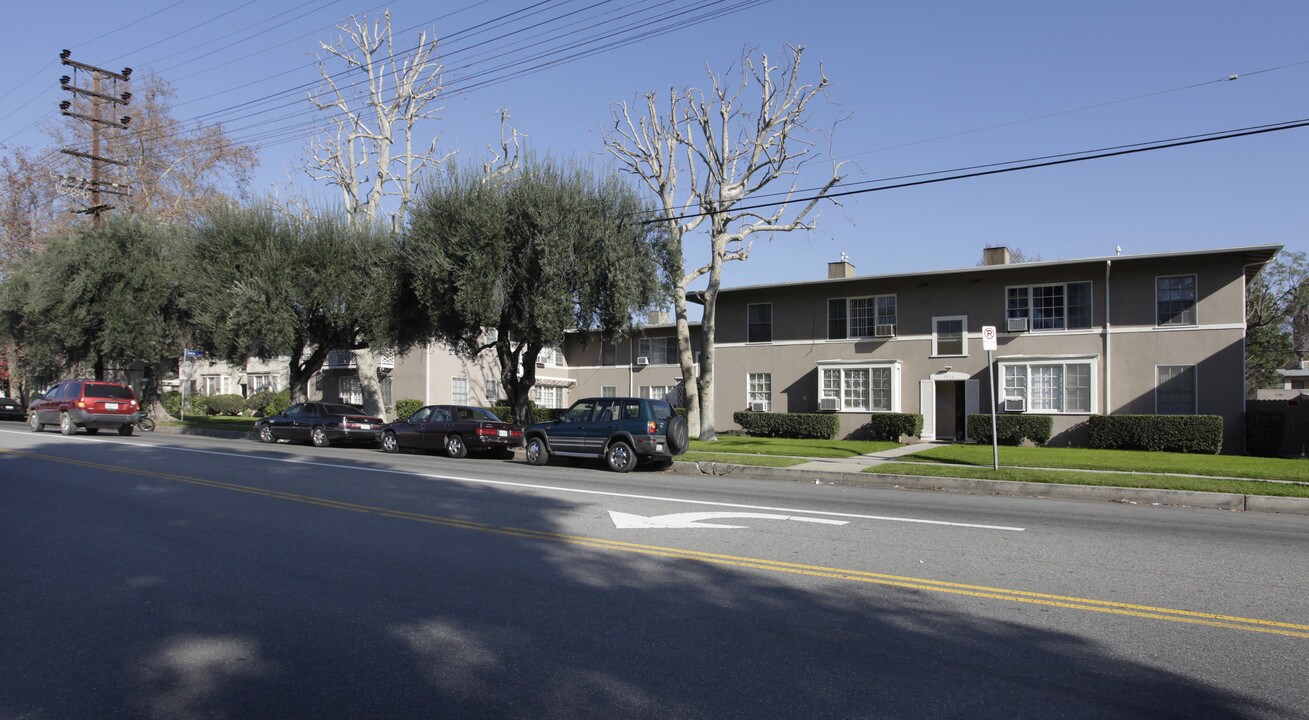 5916-5924 Hazeltine Ave in Van Nuys, CA - Building Photo