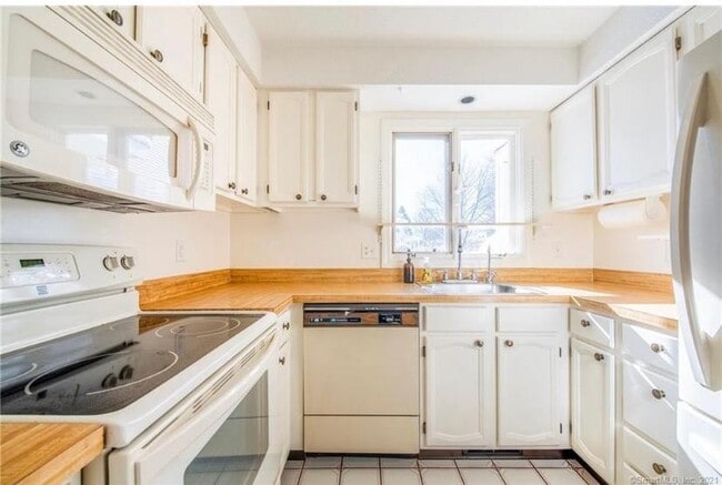 8 Colonial St, Unit 2 in West Hartford, CT - Building Photo - Building Photo