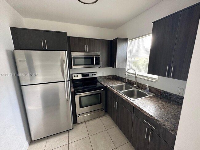 563 NE 65th St in Miami, FL - Building Photo - Building Photo