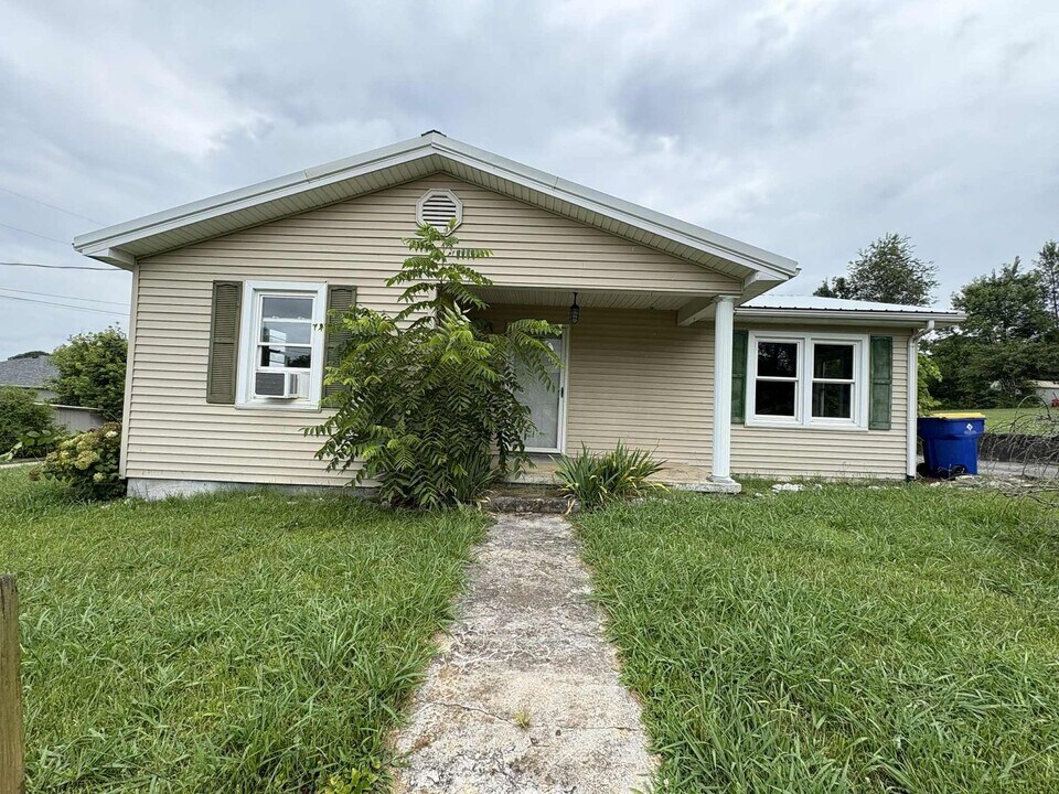 100 Hogan St in Cave City, KY - Building Photo