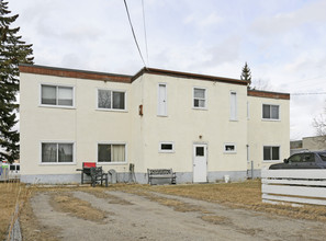 2209 Westmount Rd NW in Calgary, AB - Building Photo - Building Photo