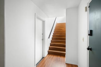 10475 Newhome Ave in Sunland, CA - Foto de edificio - Building Photo