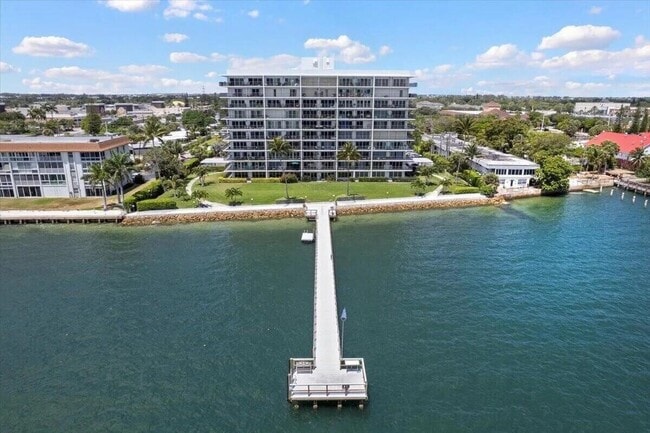 3040 Lake Shore Dr in Riviera Beach, FL - Foto de edificio - Building Photo