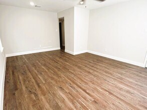 711 S Houston Ave in Humble, TX - Building Photo - Building Photo