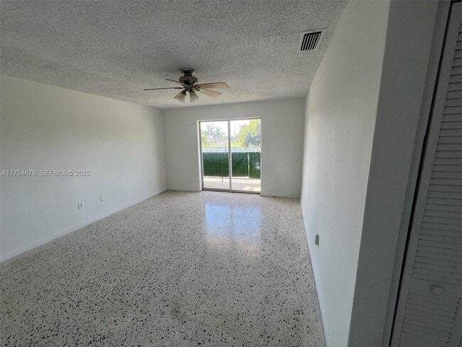 887 W 29th St in Hialeah, FL - Foto de edificio - Building Photo